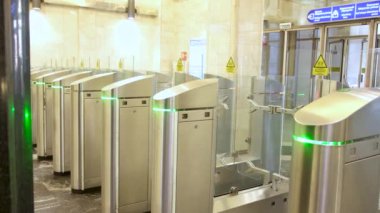 Metro istasyonunda Atomatik kapılar. Medya. Birçok geçiş kapısı metro istasyonuna girmek veya çıkmak için, toplu taşıma kavramı.