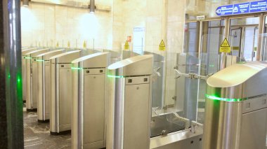 Metro istasyonunda Atomatik kapılar. Birçok geçiş kapısı metro istasyonuna girmek veya çıkmak için, toplu taşıma kavramı.