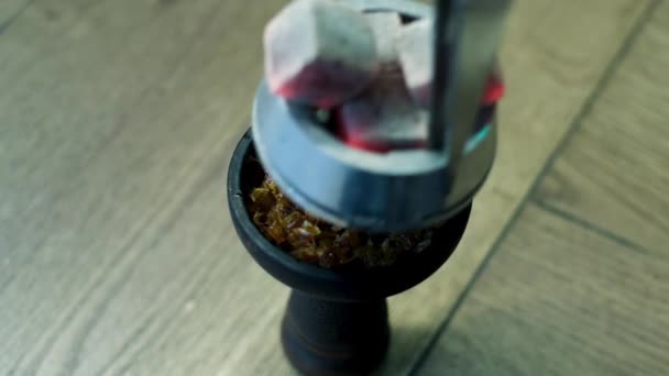 Carbón caliente Hookah para fumar shisha en un tazón con tabaco. Medios. Shisha bowl con tabaco artesanal y carbón rojo, proceso de preparación de narguile. — Vídeos de Stock