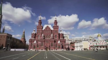 Moskova, Rusya 'daki Kızıl Meydan' daki Ulusal Tarih Müzesi. Başla. Moskova 'daki Kızıl Meydan' da güneşli bir yaz günü mavi bulutlu arka plan, mimari ve tarih kavramı.