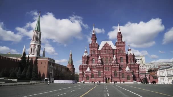 Museu Histórico Nacional na Praça Vermelha em Moscou, Rússia. Acção. Dia de verão ensolarado na Praça Vermelha em Moscou no fundo azul do céu nublado, conceito de arquitetura e história. — Vídeo de Stock