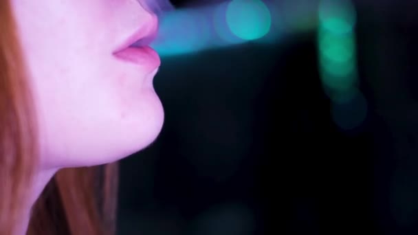 Närbild av läppar släppa ångrök av e-cigarett eller hookah på mörk bakgrund. Media. Ansiktsinformation om en kaukasisk kvinna läppar andas shisha rök. — Stockvideo