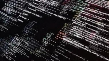 Siyah ekranda çapraz uçan soyut semboller. Animasyon. Bilgisayar program kodları bir PC monitör ekranında kaydırma hareketinde çalışıyor.