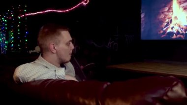 Rahatlatıcı atmosferde ağzından beyaz, kalın duman çıkaran bir adamın yan görüntüsü. Medya. Gece hayatı ve kötü alışkanlık kavramı, erkeklerin gece barında zaman geçirmesi.