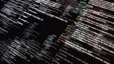 Siyah ekranda çapraz uçan soyut semboller. Animasyon. Bilgisayar program kodları bir PC monitör ekranında kaydırma hareketinde çalışıyor.