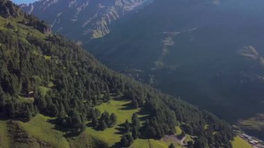 Dağlardaki kayalık yamaçlı vadi manzarası. Şarjör. Güzel dağ manzarası kayalık yamaçlarla nefes kesici. Yeşil kozalaklı ormanlı dağ vadisi kayalık tepelerin manzarasını sunar