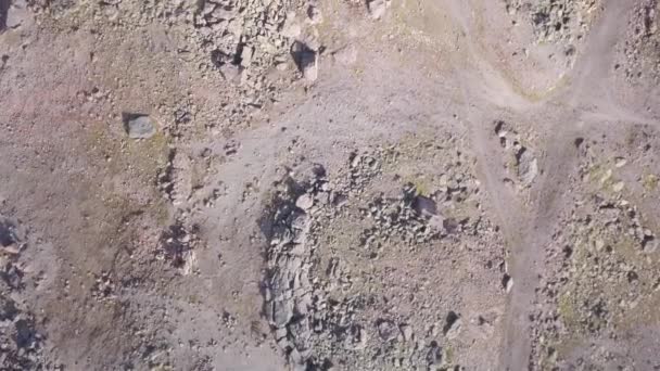 Casa abandonada en suelo rocoso. Clip. Vista superior de la casa abandonada situada en terreno rocoso sin vida. Casa solitaria abandonada entre rocas en las montañas — Vídeo de stock