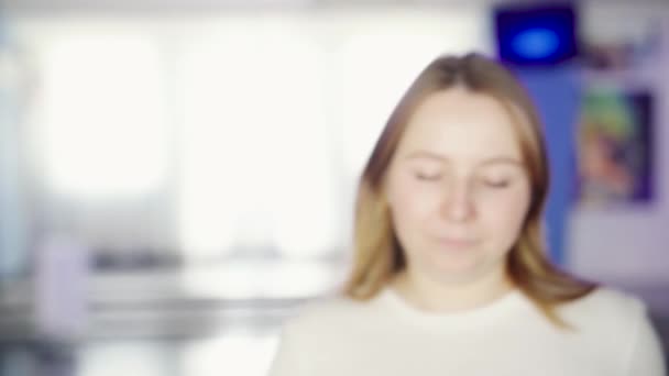 Portrait de jeune belle femme aux yeux bleus portant un masque médical. Les médias. Concept de protection de la santé, prévention des épidémies de coronavirus. — Video