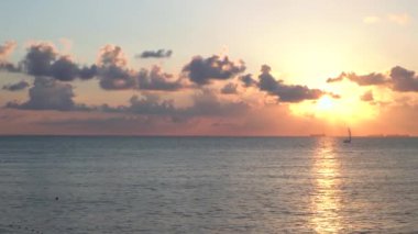 Gün batımında deniz yatlarıyla nefes kesici deniz manzarası. Medya. Sakin Karadeniz 'in üzerinde yelkenli gemiler ve yatlarla romantik günbatımı manzarası.