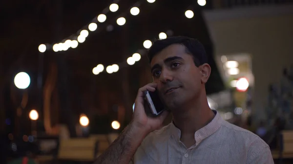 Hombre hablando por teléfono antes de reunirse en la cafetería. Medios. El hombre atractivo bebe el café y espera querido en la cafetería de la calle por la tarde. El hombre habla con el querido por teléfono antes de la fecha en la cafetería — Foto de Stock