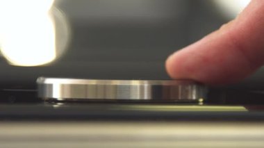 Elektronik plaka tuşuna bas. Ev gereçleri. Levha panelindeki geniş yuvarlak düğmeye basan adama yakın çekim. Tabak panelindeki düğmelerin modern tasarımı