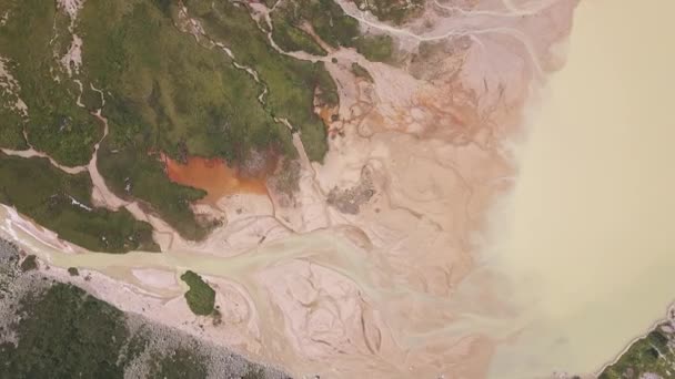 Veduta aerea della cava di calce nella soleggiata mattinata estiva. Clip. Vista dall'alto della pittoresca cava allagata abbandonata circondata da una foresta verde. — Video Stock