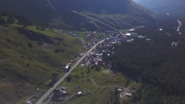 Yazın dağların arasında yer alan kasabanın olağanüstü güzelliği. Şarjör. Norveç fiyortları arasında yeşil arka planda küçük bir köy..