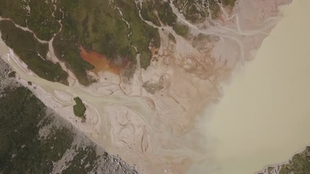 Veduta aerea della cava di calce nella soleggiata mattinata estiva. Clip. Vista dall'alto della pittoresca cava allagata abbandonata circondata da una foresta verde. — Video Stock