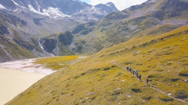 Top kilátás a turisták nyaralás a hegyekben. Csípés. Egy csoport turista túrázni ment a hegyekbe. Hegymászó túra professzionális idegenvezetővel és felszereléssel — Stock Fotó