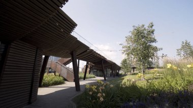 Tyufeleva Roshcha parkının alışılmadık ahşap manzarası. Başla. Tuffel Grove Parkı, Moskova, Rusya 'da modern halka açık bir yer..