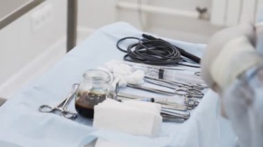 Laparoskopik ameliyat için steril cerrahi aletleri kapatın. Başla. Cam tentürdiyot, sağlık ve ilaç konseptiyle tıbbi cerrahi araçları..