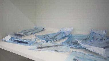 Tıbbi laboratuvar detayları, masada duran steril tek kullanımlık aletler. Başla. Tıbbi gereçleri, cerrahi ekipmanları, tıp konseptini kapatın..