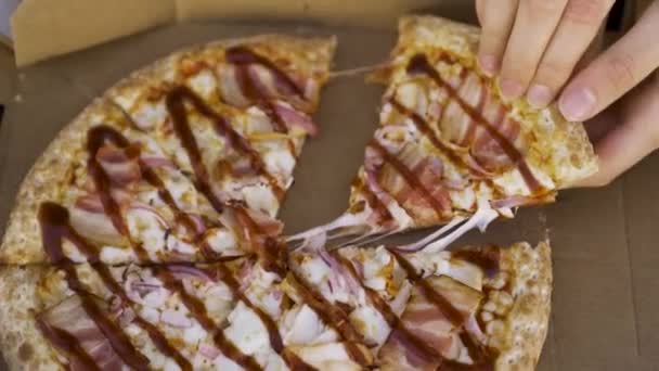 La mano de mujer toma una rebanada de pizza con pollo y salsa de barbacoa. Medios. Vista superior de la pizza italiana acostado en una caja de cartón, concepto de comida. — Vídeos de Stock