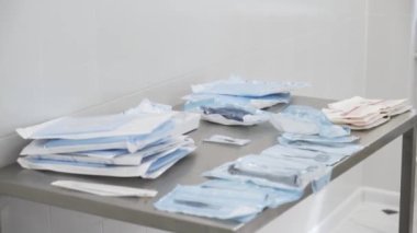 Tıbbi laboratuvar detayları, masada duran steril tek kullanımlık aletler. Başla. Tıbbi gereçleri, cerrahi ekipmanları, tıp konseptini kapatın..
