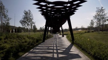 Tyufeleva Roshcha Parkı 'nın alışılmadık ahşap inşaatının altında yürüyorum. Başla. Tuffel Grove Parkı, Moskova, Rusya 'da modern halka açık bir yer..