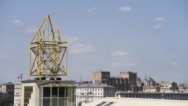 Den gyllene konstruktionen av Moskva presidium observationsdäck. Börja. Detaljer om ryska vetenskapsakademin i Moskva mot blå molnig himmel. — Stockvideo