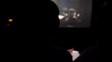 Arka planda bulanık film olan romantik bir çiftin arka plan görüntüsü. Medya. Aşık çiftlerin film izleyen siluetleri, başını erkeğin omzuna koyan kadın..