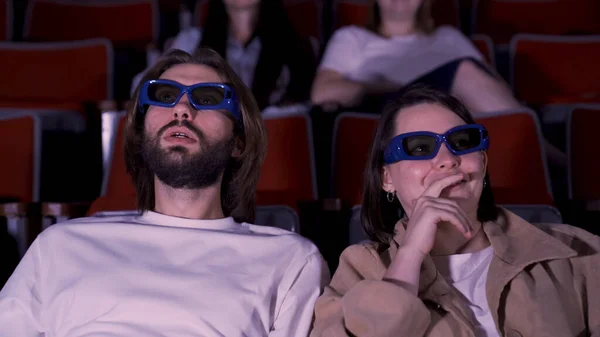 Casal jovem assistindo filme de terror em óculos 3D. Mídia. Homem e mulher olhando assustado e chocado enquanto assiste filme, conceito de lazer. — Fotografia de Stock