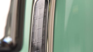 Yeni kahve makinesi detaylarını kapat. Ev gereçleri. Nane renginde, gümüş çelik parçaları olan yeni cilalanmış kahve makinesi, teknoloji kavramı..