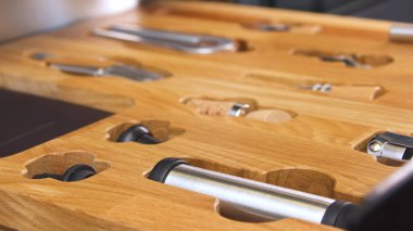 Yeni profesyonel marangoz aletlerini ahşap bir çantaya koy. Ev gereçleri. Doğal ahşap oyma aletleri, marangozluk kavramı..