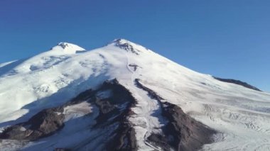 Mavi arka planda karlı dağ zirvesi havası. Şarjör. Yüksek kaya tepesi beyaz karla kaplı, Fransız Alpleri 'nin doğal manzarası, vahşi doğa kavramı.