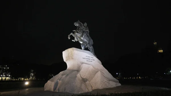 Berühmte Statue von Peter dem Großen, Bronze Reiter bei Nacht. Handeln. Sankt-Petersburg, Russland, prachtvolle Statue auf schwarzem Himmelhintergrund, Kunstbegriff. — Stockfoto