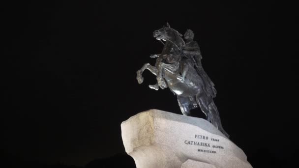 Estátua famosa de Pedro, o Grande, Cavaleiro de Bronze à noite. Acção. São Petersburgo, Rússia, linda estátua no fundo do céu negro, conceito de arte. — Vídeo de Stock