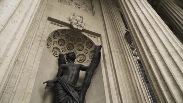 Vista inferior de una estatua en el nicho de la Catedral de Kazán, San Petersburgo. Acción. Concepto de arte y arquitectura, hermosa escultura en el edificio histórico. — Vídeos de Stock