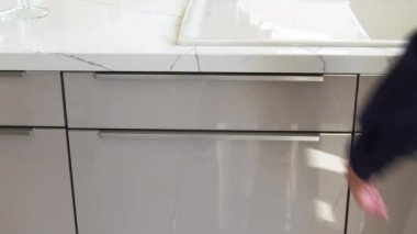 Ev gereçleri mağazasının çamaşır makinesinin içine yapılmış yeni bir binanın kapağını kapatın. Ev gereçleri. Bulaşık makinesi modern, yerli ve mutfak gereçleri, ev aletleri.