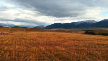 Uçsuz bucaksız çayırlar ve yuvarlanan tepeler kurai bozkırlarında, altai cumhuriyetinde ve Rusya 'da dramatik dağlarla kesişiyor. Medya