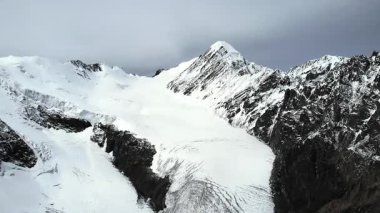 Karla kaplı buzullar ve dağ zirveleri nefes kesici bir kış manzarası yaratır. Medya