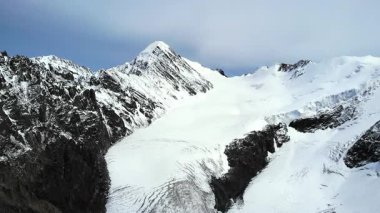 Görkemli dağ buzulu manzarası buzlu doğayı gözler önüne seriyor. Medya