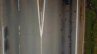 Beyaz işaretli boş asfalt yol otoban köprüsünden geçen bir drondan çekiliyor. Kırp