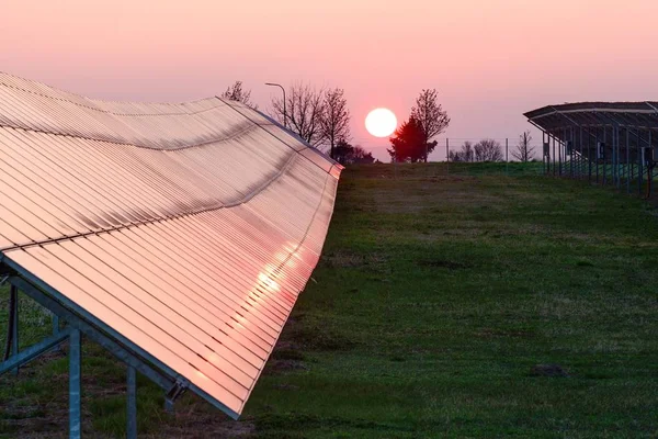 Parque solar y sol — Foto de Stock