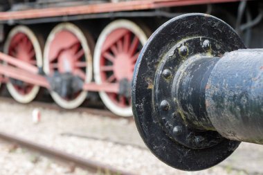 Demiryolları kullanılan eski kanca. Bir tren veya vagon çekme kancası. Bahar mevsimi.