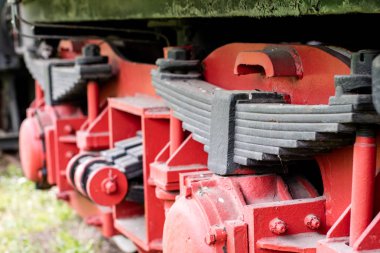 Eski süspansiyon lokomotif ve vagon. Eski Tren kullanılan tekerlek süspansiyon. Bahar mevsimi.