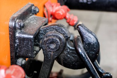 Demiryolları kullanılan eski kanca. Bir tren veya vagon çekme kancası. Bahar mevsimi.