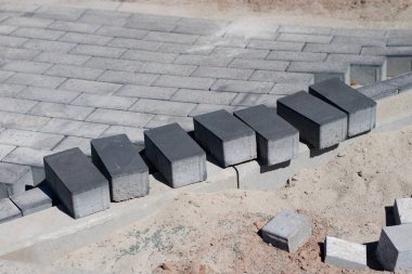 Otomobiller için yeni bir yol için şantiye. Döşeme parke taşları, yol boyunca yeni kuyu. İnşaat alanında görünümünü.