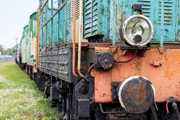 旧的机车照明 用来通过旧蒸汽机车照亮道路的灯 春天的季节 — 图库照片