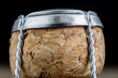 Şampanya bir ahşap mutfak masasında gelen mantar. İyi yeni yıl içecekler ve çok eğlenceli. Koyu arka plan.