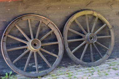 Eski ahşap tekerlekleri at arabası için. Açık Hava Müzesi nerede arabalar ve tekerlekler çeşitli türleri gösterilmektedir. Bahar mevsimi.
