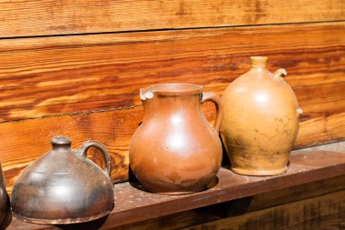 Mutfakta kullanılan eski mutfak eşyaları. Eski tarz yemekleri pişirme için aksesuarlar. Eski bir açık hava mutfak yerdir.