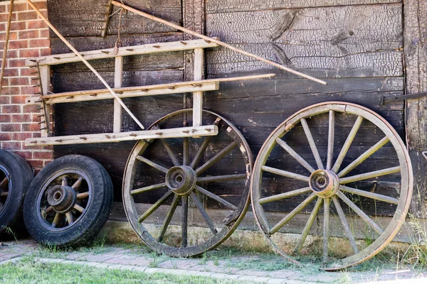 Oude Houten Wielen Voor Paard Kar Openlucht Museum Waar Verschillende — Stockfoto