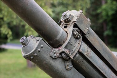 Eski Rus top bir açık hava Müzesi. Silahlı Kuvvetler eski anıt sitelerinde. Bahar mevsimi.